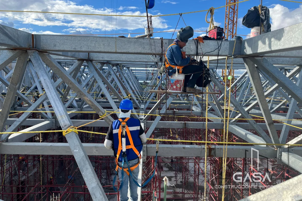 Montaje de armadura metálica de gran claro en obra en Querétaro